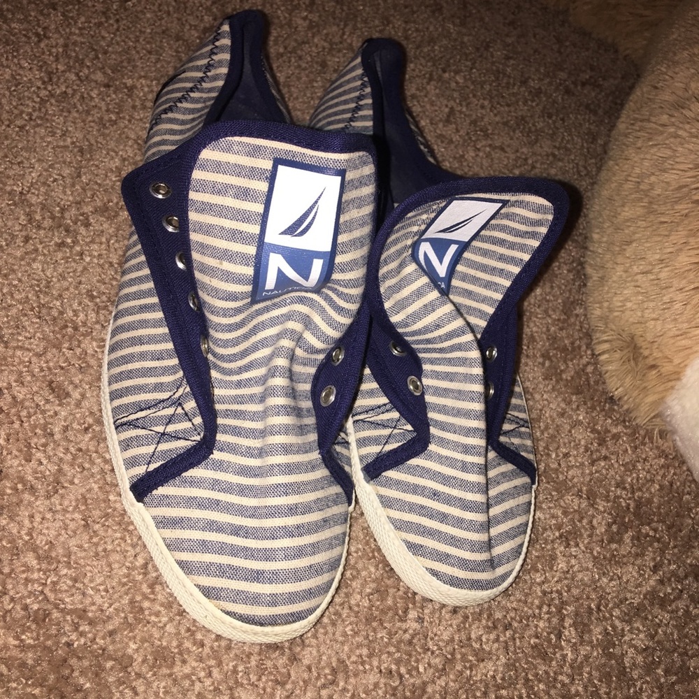Tennis shoes